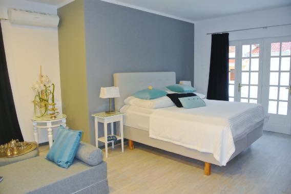 Posteľ alebo postele v izbe v ubytovaní Seaside villa with private pool Home By The Sea - Villa Trogir