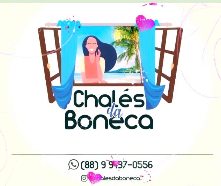 伊卡普伊的住宿－Chalés da Boneca，窗户上有一个女士的巴扎鲁托海滩度假胜地的标志