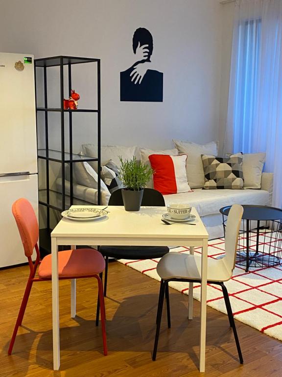 ein Wohnzimmer mit einem Tisch, Stühlen und einem Sofa in der Unterkunft Cozy RED BULLDOG Place in Apart-Complex/Pool in Warna