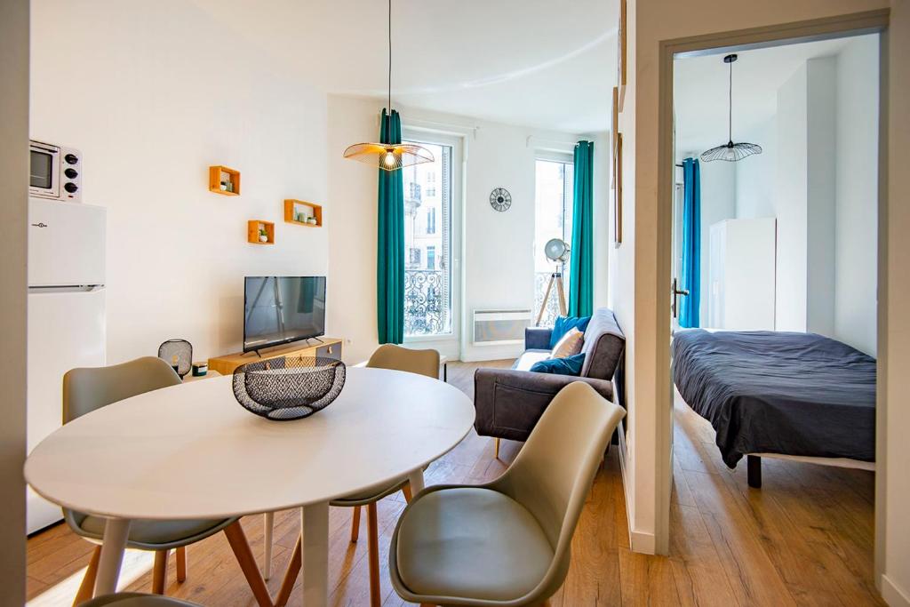 un salon avec une table et une chambre dans l'établissement Modern Flat Near The Old Port, à Marseille
