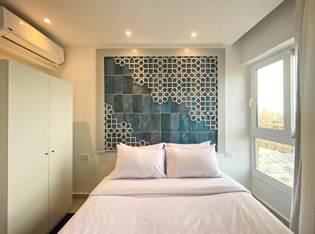 A bed or beds in a room at Arabian Nights in the heart of historic Alexandria