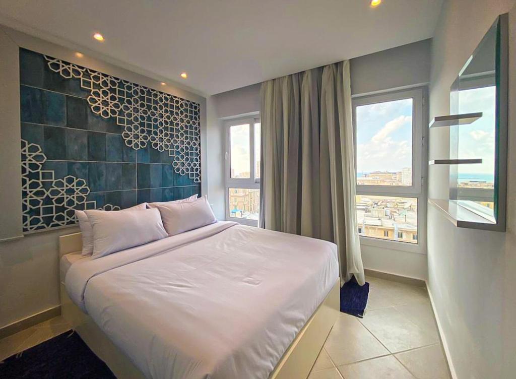 A bed or beds in a room at Arabian Nights in the heart of historic Alexandria