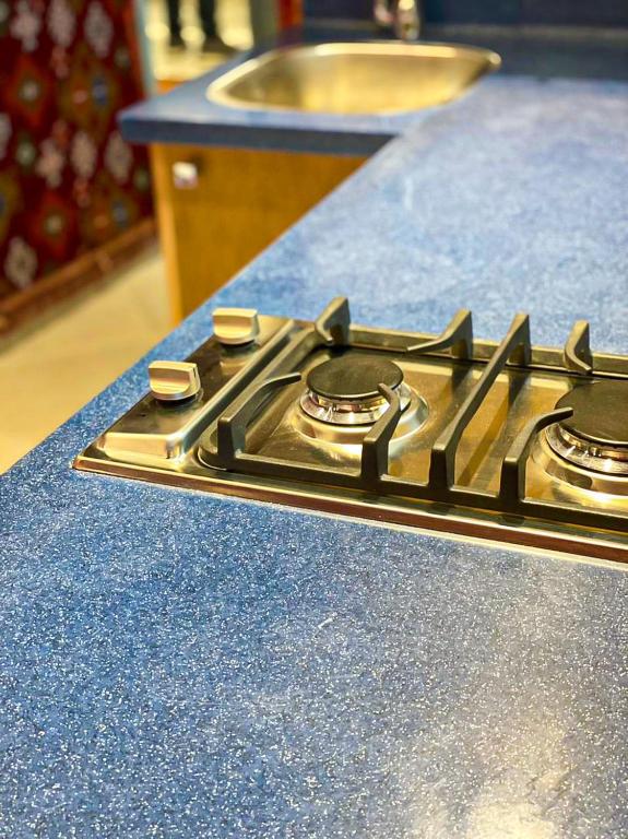 A kitchen or kitchenette at Arabian Nights in the heart of historic Alexandria