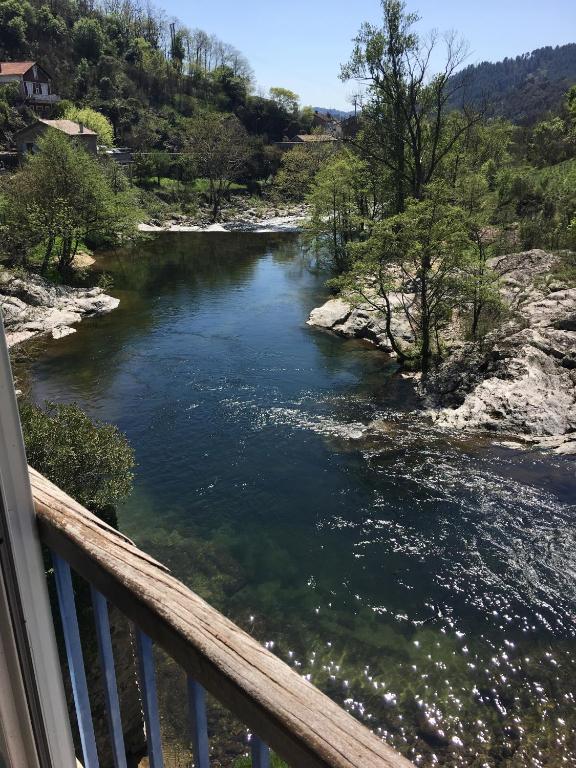 d'un balcon avec vue sur la rivière. dans l'établissement fleur de lune, à Vals-les-Bains