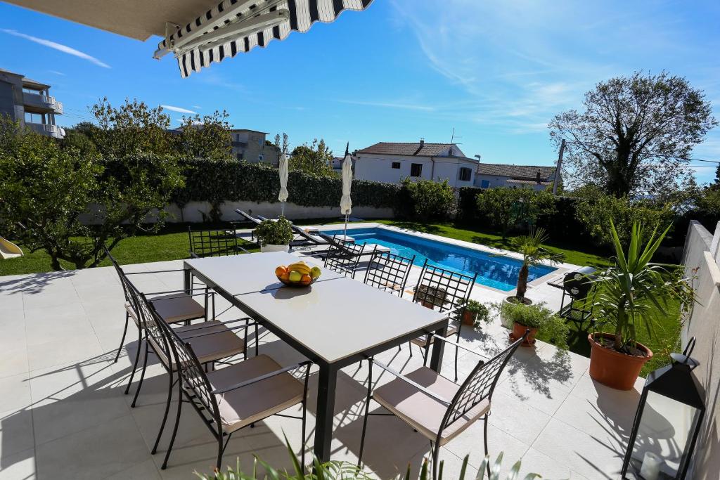 Bazén v ubytování Villa Elysium - beautiful family house with heated pool nebo v jeho okolí