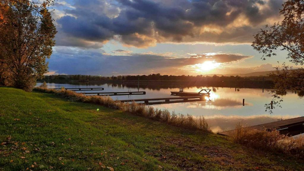 un lac avec un groupe de bateaux dans l'eau dans l'établissement Camping Aux Rives du Soleil, à Pont-de-Vaux