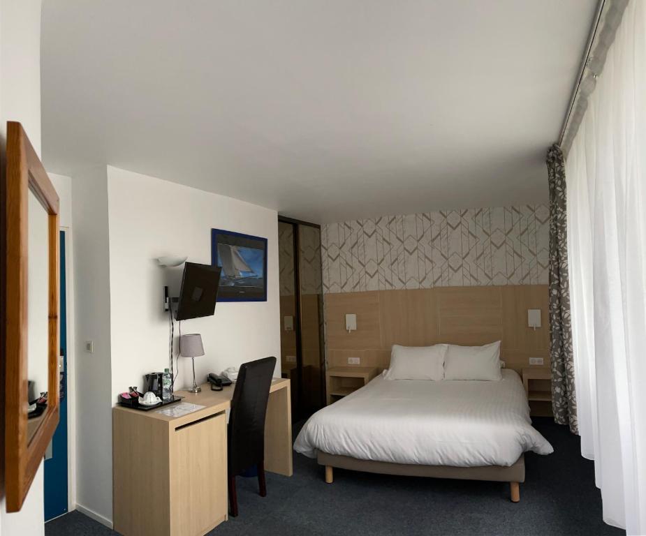Postel nebo postele na pokoji v ubytování Cit'Hotel LA PYRAMIDE