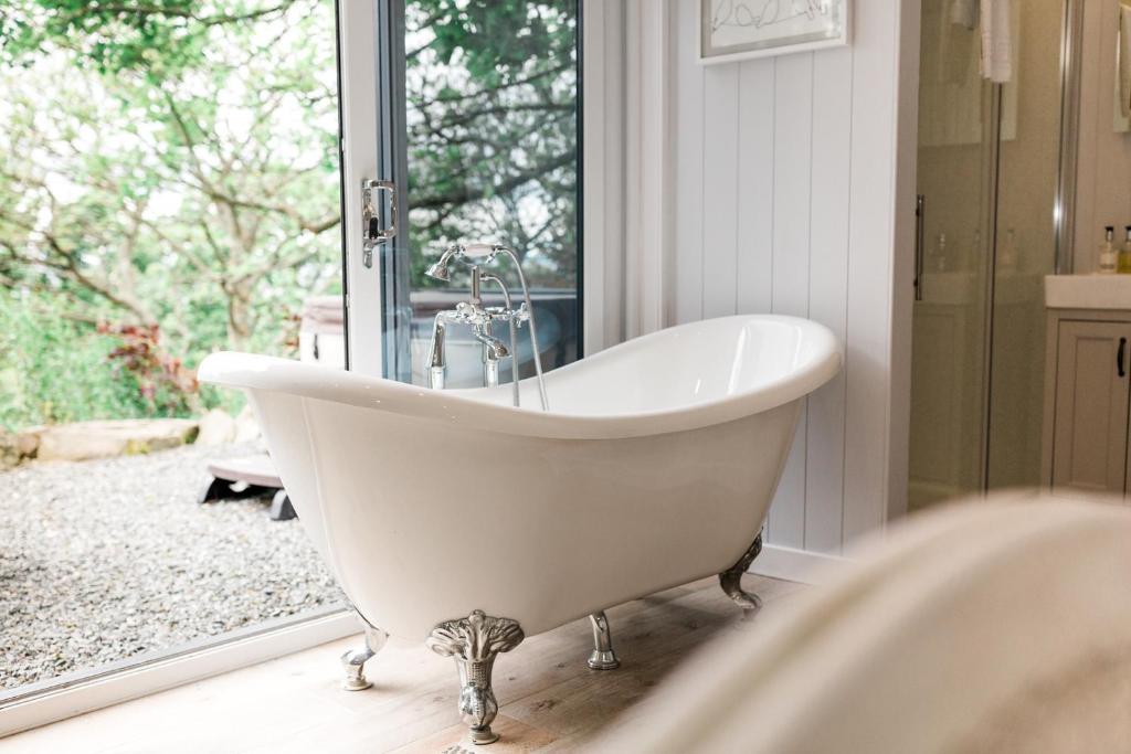 Sea View Snugs at Laggan - King Room With Sea View - The Nest