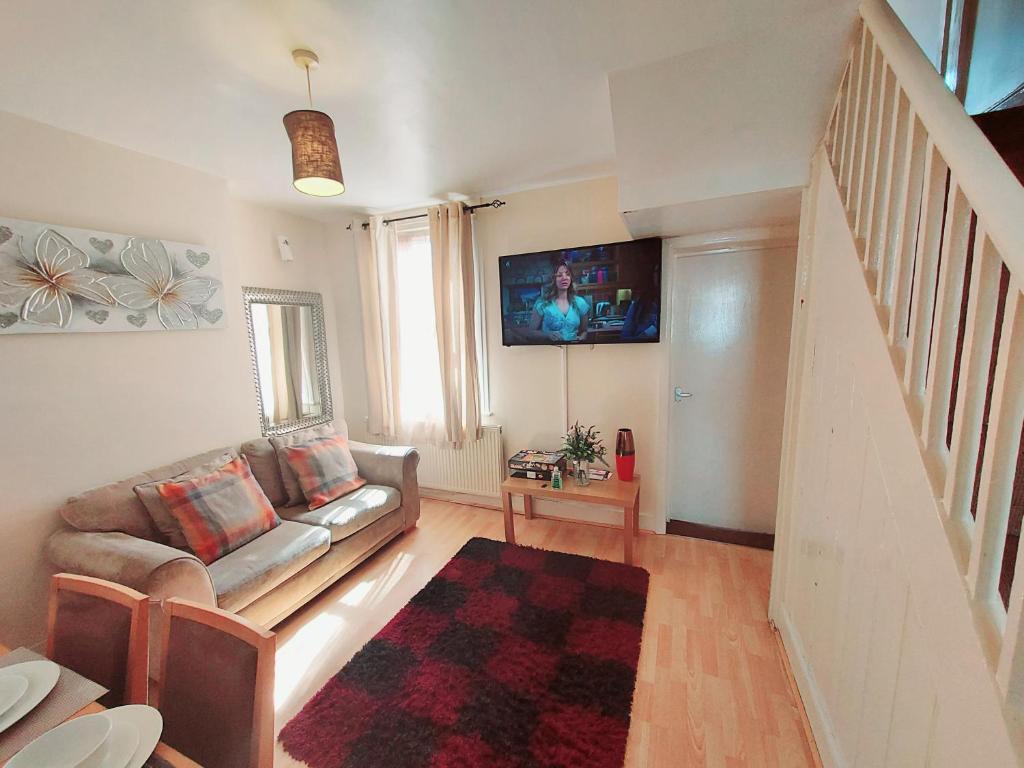 a living room with a couch and a table at Cedar Villa - Perfect For Longer Stays in Chatham