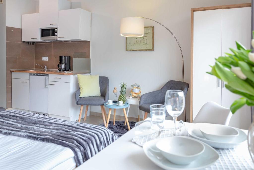 een woonkamer met een bed en een keuken bij Lister Duenennest in List