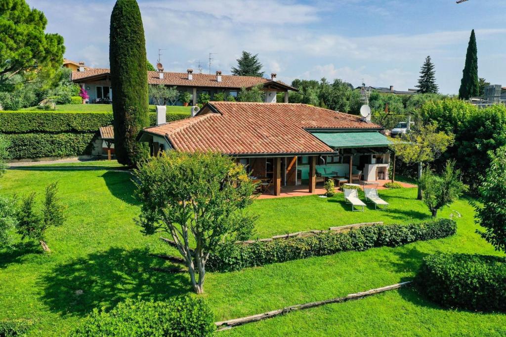 an aerial view of a house with a garden at Villa Silva in Manerba del Garda