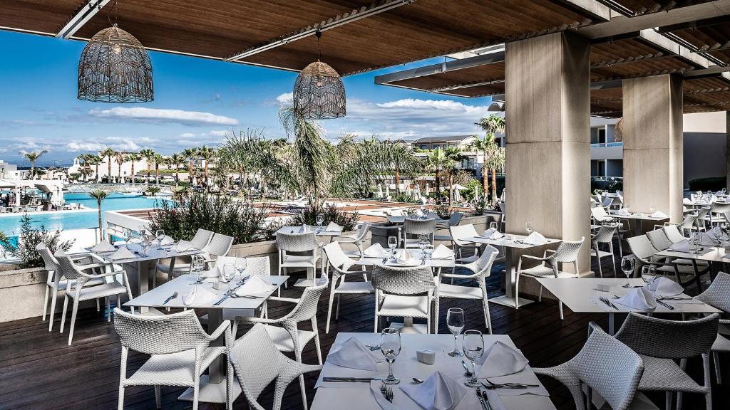 Bazén v ubytování Avra Imperial Hotel nebo v jeho okolí