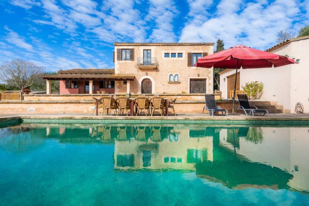 Swimmingpoolen hos eller tæt på Finca Can Peixet