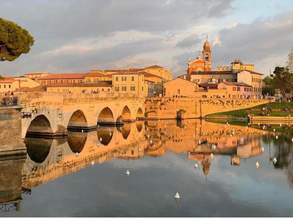 Výhled na řeku, která protéká v blízkosti hotelu