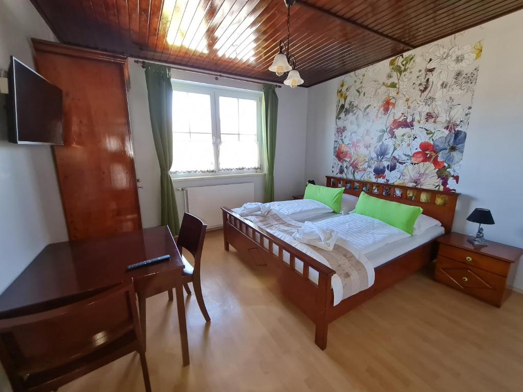 Postel nebo postele na pokoji v ubytování Vita Gasthof