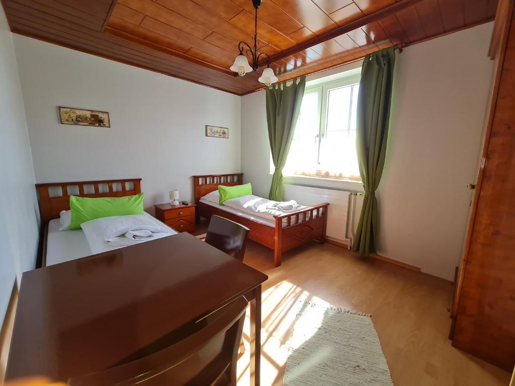 Postel nebo postele na pokoji v ubytování Vita Gasthof