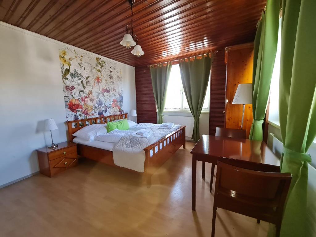 Postel nebo postele na pokoji v ubytování Vita Gasthof