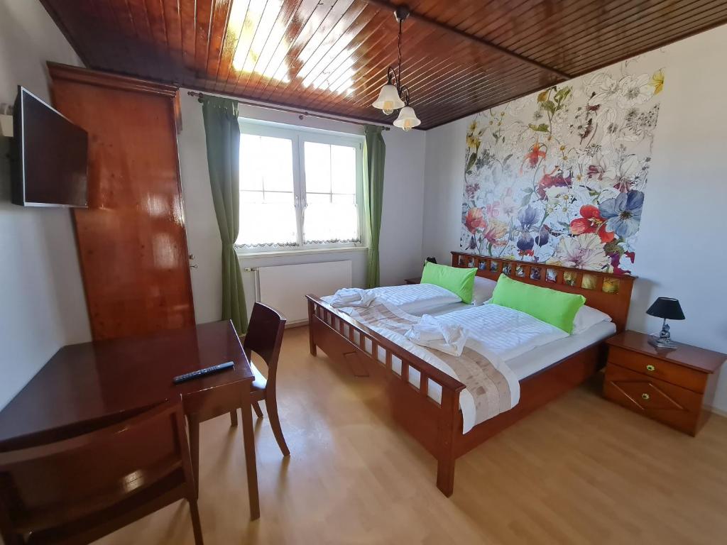 Postel nebo postele na pokoji v ubytování Vita Gasthof