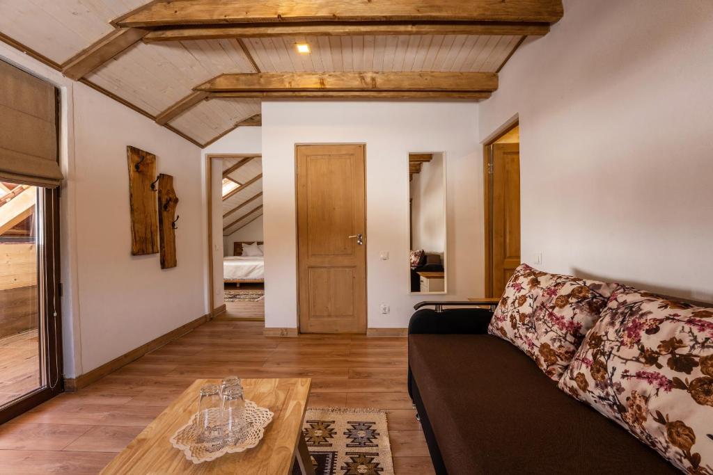 Casa cu Prispa - Suite Familiar Con Balcón