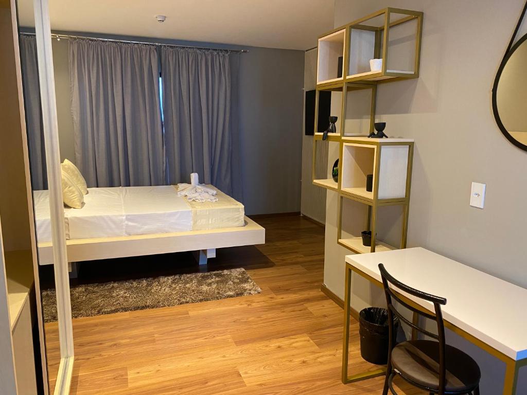Postel nebo postele na pokoji v ubytování Mayná Hotel Prudentópolis Centro