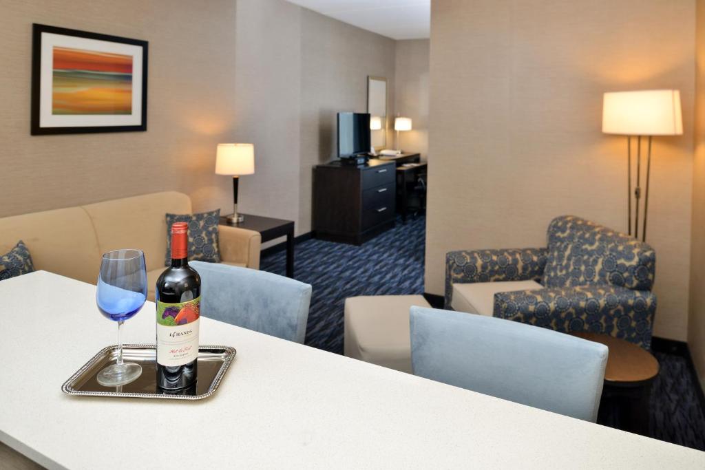 Posezení v ubytování Holiday Inn Express & Suites Peekskill-Lower Hudson Valley by IHG