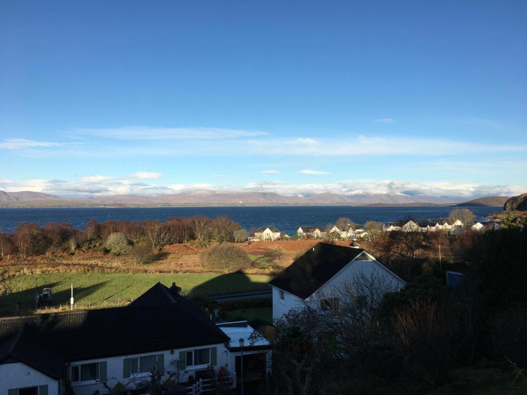 a view of houses and the water and mountains at Brecbennoch in Oban