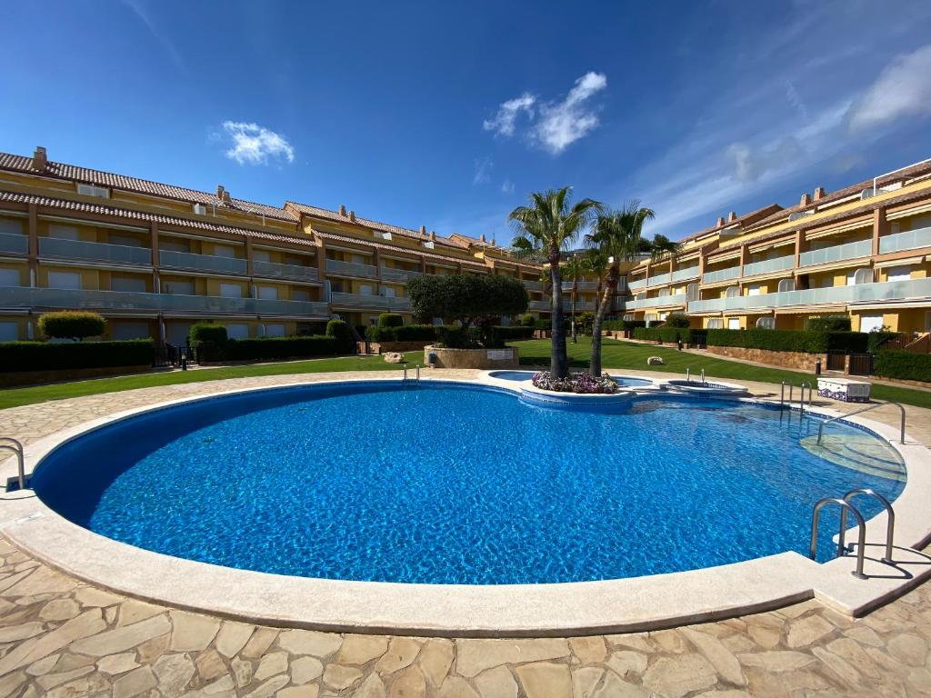 una gran piscina frente a un edificio en Sierra Irta Altamar, en Alcossebre