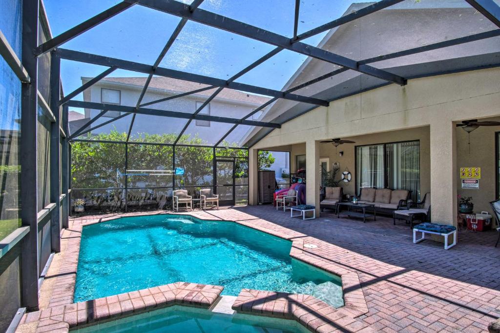 una piscina en un patio con techo de cristal en Sun-Soaked Villa with Pool - 17 Mi to Disney World! en Davenport
