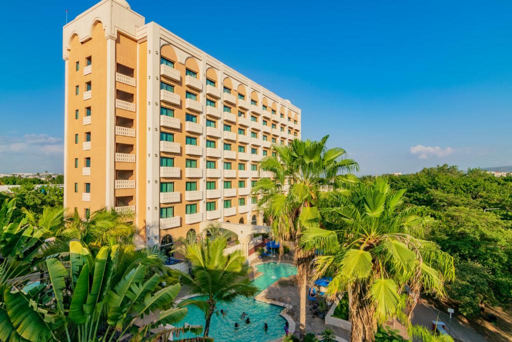 una vista aérea del complejo con piscina y palmeras en Hotel Lucerna Culiacan, en Culiacán