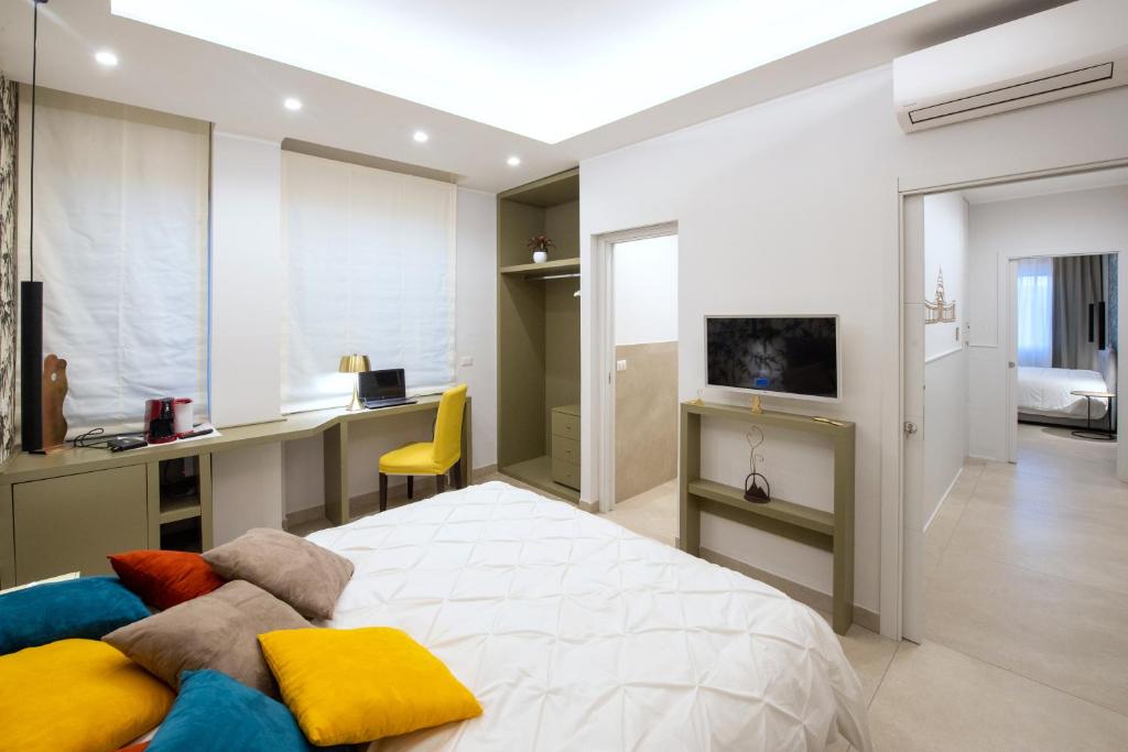TV a/nebo společenská místnost v ubytování Napoli City Center - Appartamenti e Camere