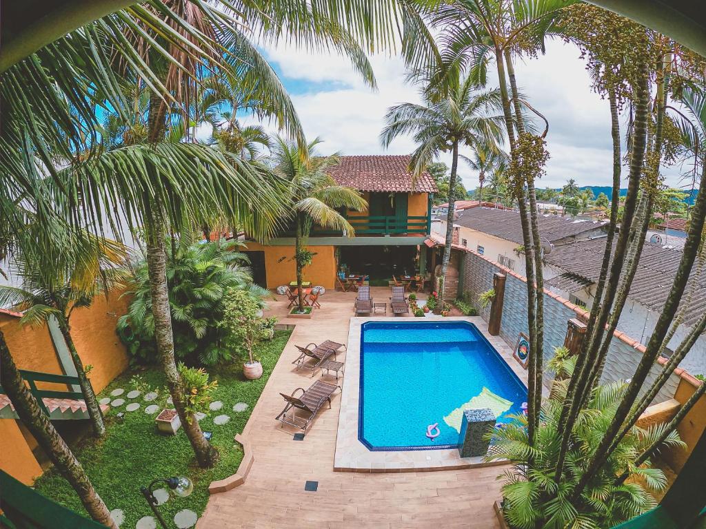 una vista aérea de una casa con piscina en Pousada Cantinho do PÊ Guarujá en Guarujá