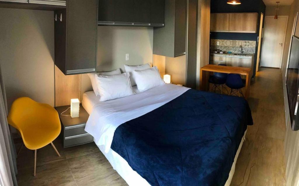 Llit o llits en una habitació de Flat 317 Granja Cotia Wi-Fi equipado e funcional