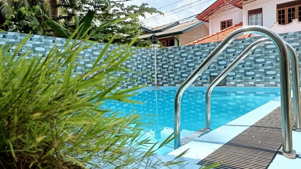 Bazén v ubytování Andorra Tourist Resort Anuradhapura nebo v jeho okolí