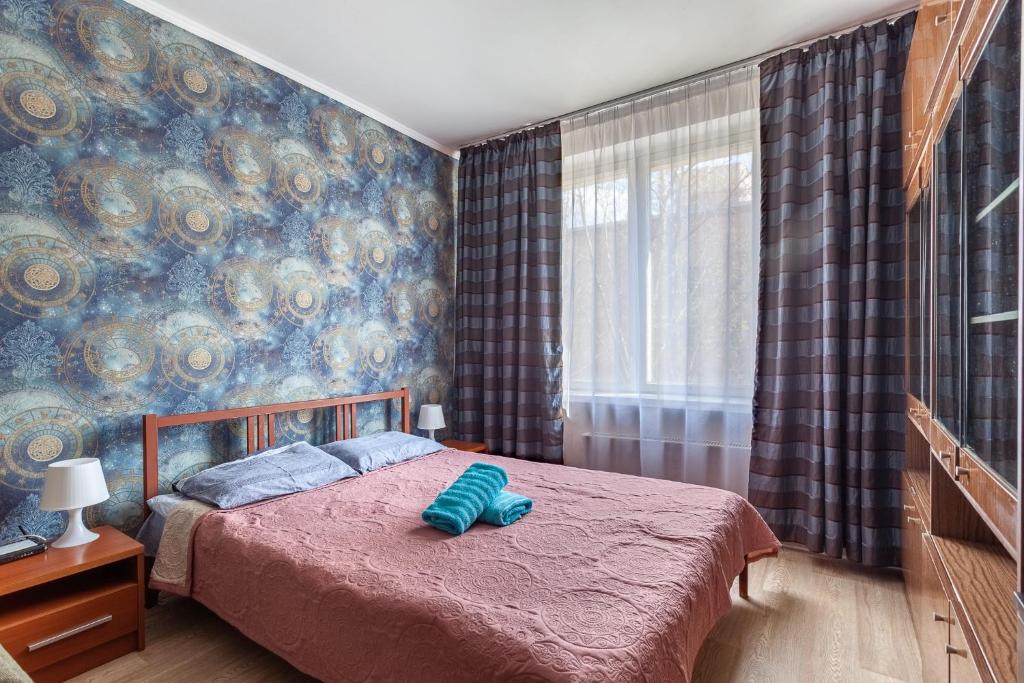 Un dormitorio con una cama con almohadas azules. en Economy Brusnika Apartment Kuzminki, en Moscú