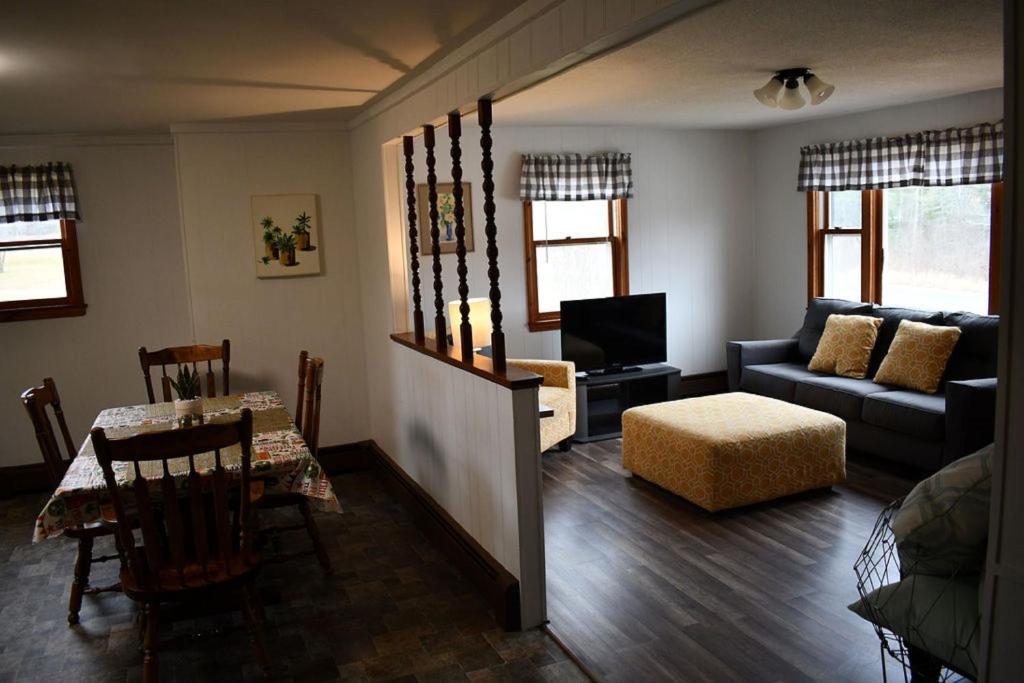 uma sala de estar com um sofá e uma mesa em Brook Road Condo em Goshen