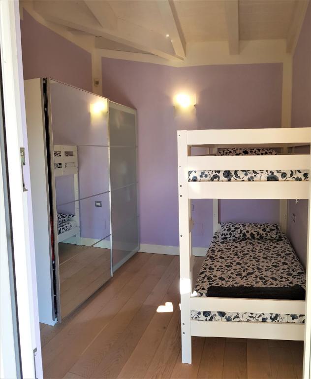 Postel nebo postele na pokoji v ubytování Loft Diva Lake view by Gardadomusmea