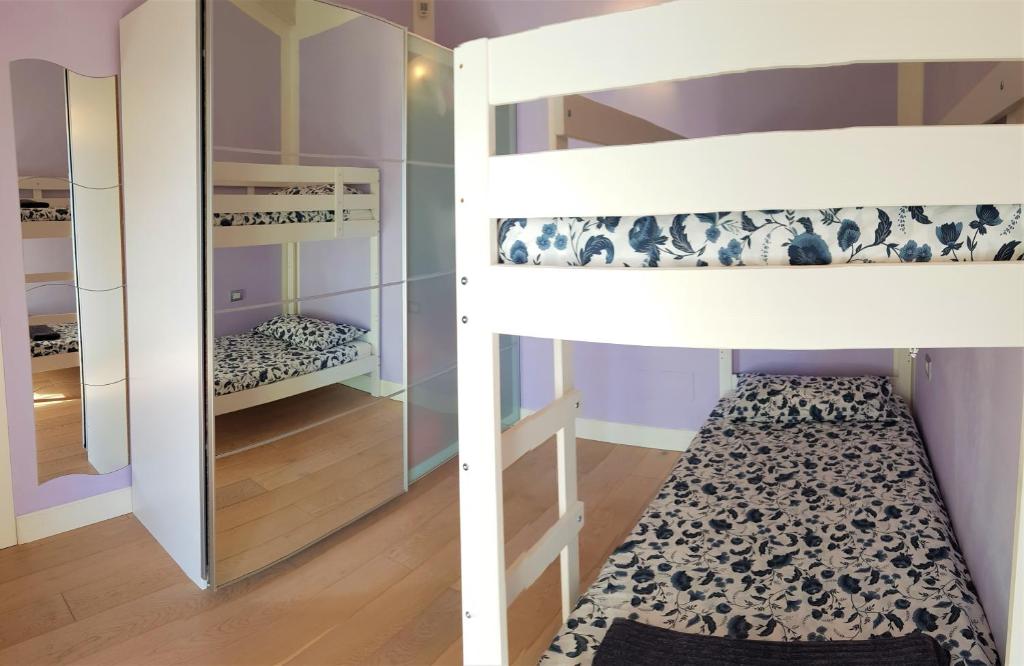Postel nebo postele na pokoji v ubytování Loft Diva Lake view by Gardadomusmea