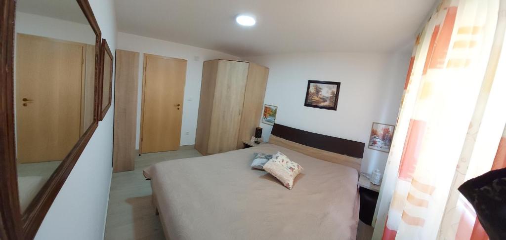Postel nebo postele na pokoji v ubytování Apartman Šarm Srebrno jezero