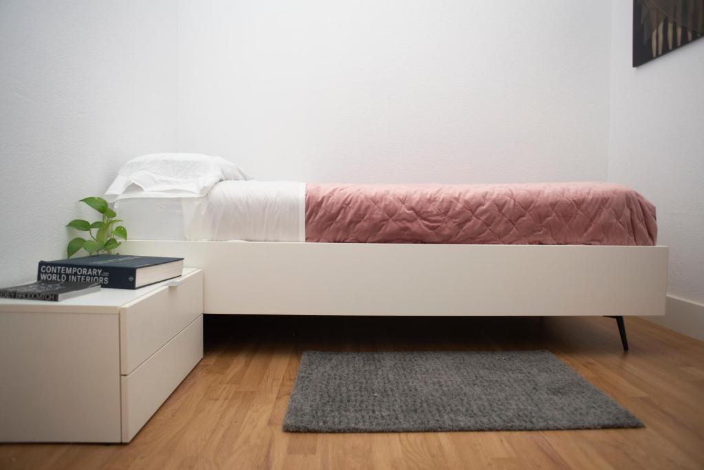 A bed or beds in a room at Casa Plaza de las Flores Cádiz Grupo AC Gestión