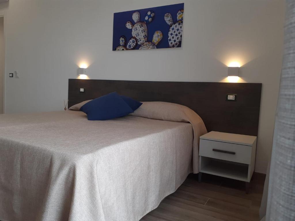 - une chambre avec un lit doté d'un oreiller bleu dans l'établissement Camere Stella del Sud Makari, à Macari