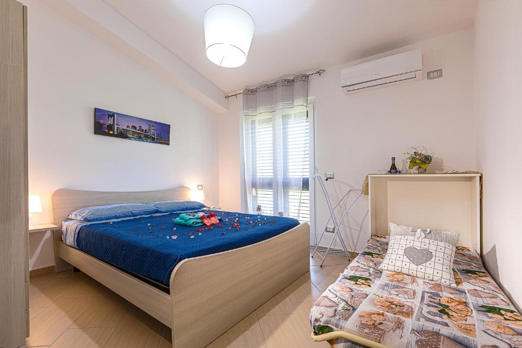 sypialnia z łóżkiem z niebieską kołdrą w obiekcie B&B IL TEMPONE w mieście Giungano