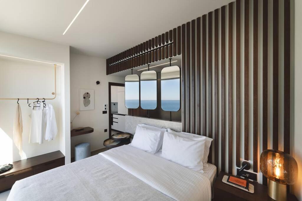 Postel nebo postele na pokoji v ubytování THE WAVE TWIN VILLA 1 KATHISMA BEACH Lefkada
