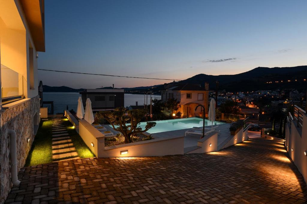 vista su una casa con piscina di notte di MARAVILLA SUITES a Kavala
