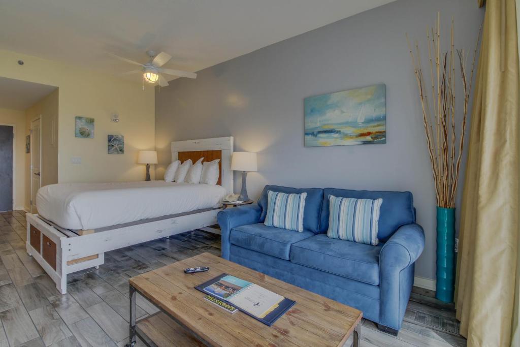 Postel nebo postele na pokoji v ubytování Luau Condos