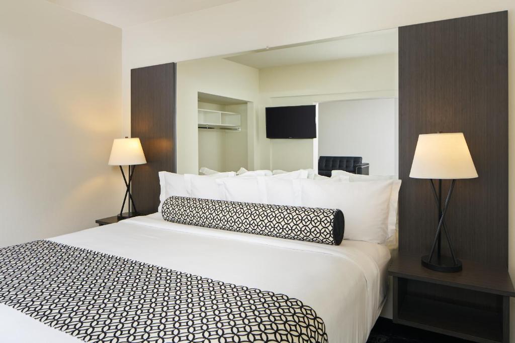 Postel nebo postele na pokoji v ubytování Centennial Hotel Spokane