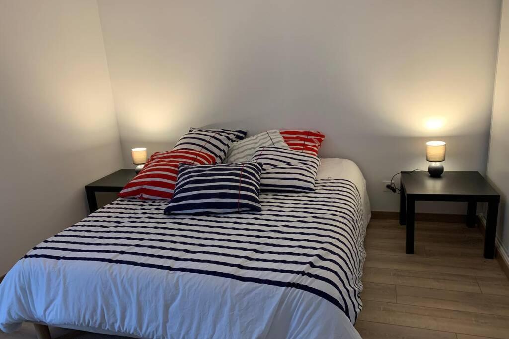 - un lit avec 3 oreillers dans une chambre dans l'établissement Grand appartement lumineux au coeur de Saint Malo, à Saint-Malo