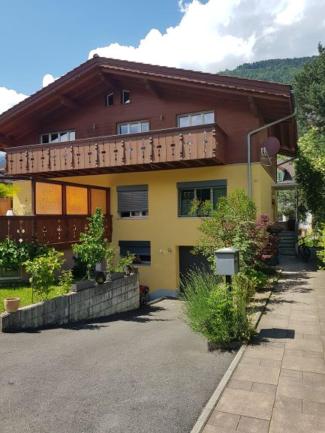 ein Haus mit Balkon darüber in der Unterkunft Jani's Holiday Apartment in Interlaken