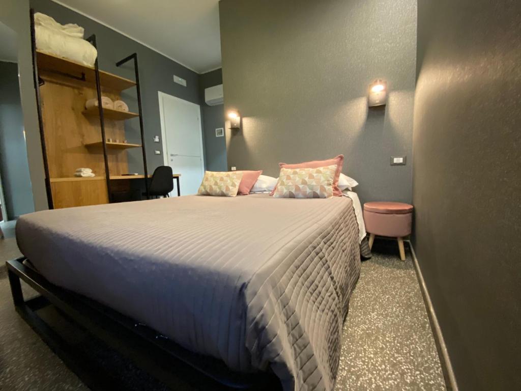 Łóżko lub łóżka w pokoju w obiekcie La Taverna Antica Rooms