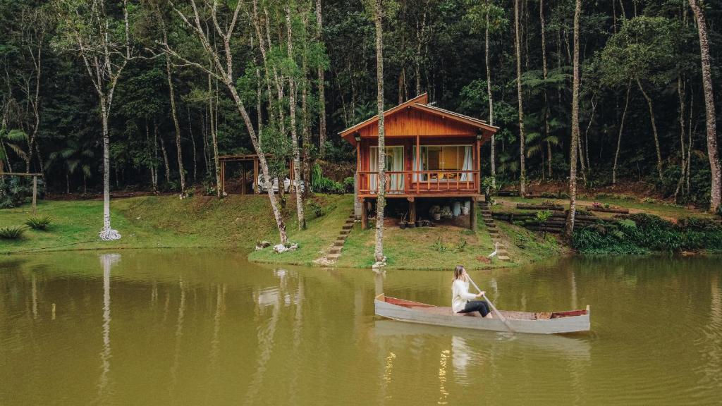  Chalé c/ lareira mata e lago região de Pedra Azul