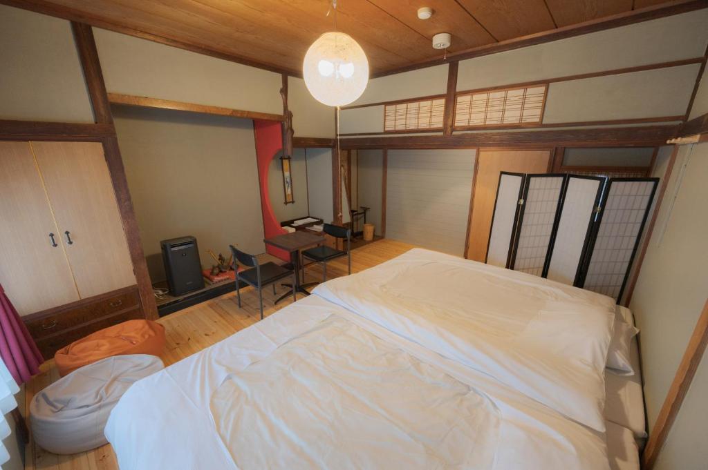 Postel nebo postele na pokoji v ubytování Shibu Onsen Koishiya Ryokan